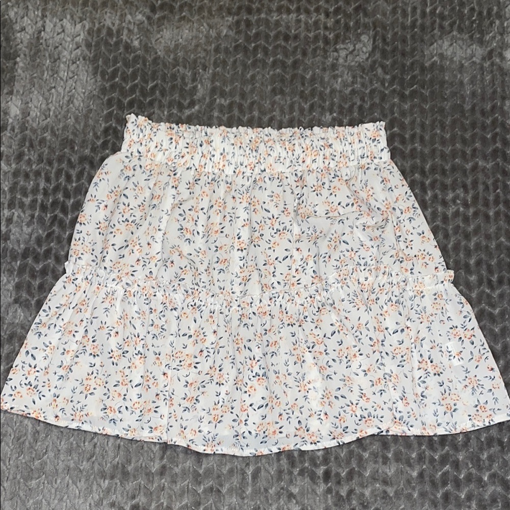GOMORN tiered ruffle mini skirtt with wide elastics waistband.  Size Large 8/10.